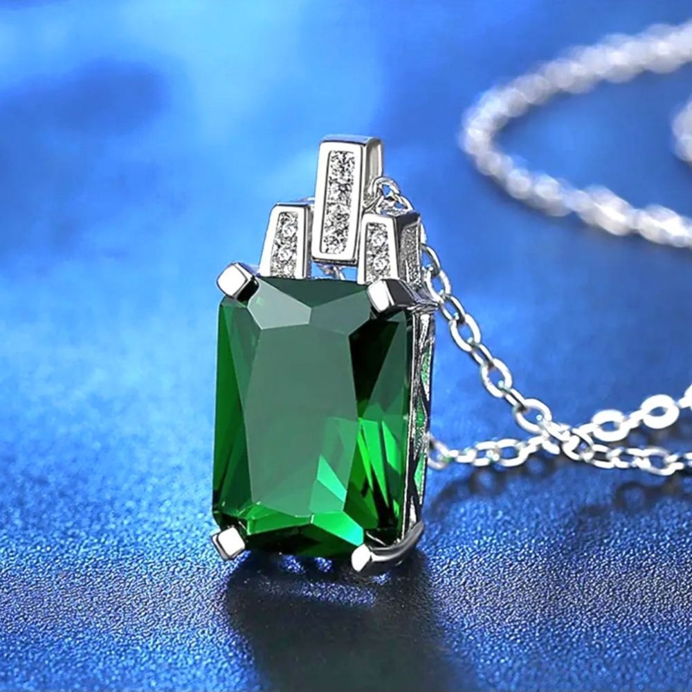 Luxurious Baguette Emerald Zircon Necklace. NWT  Fast Ship. Beautiful!